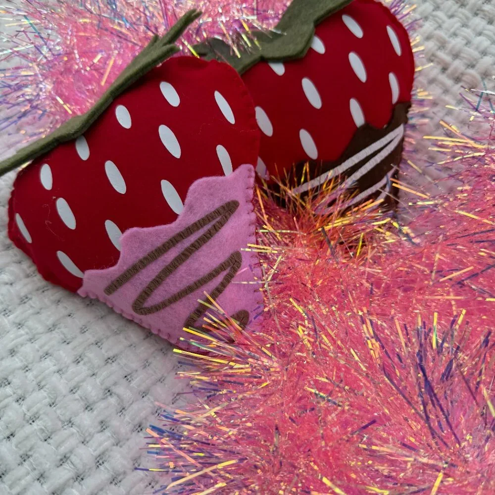 Strawberry felt wreath attachment/ strawberry decor/ home decor